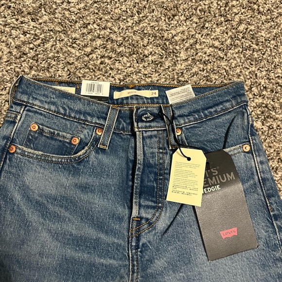 Levi’s Wedgie High Rise Jeans - Picture 3 of 6